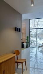 LED seinävalaisin TIILI ja LED kattovalaisin SYLINTERI eteisen valaisimina